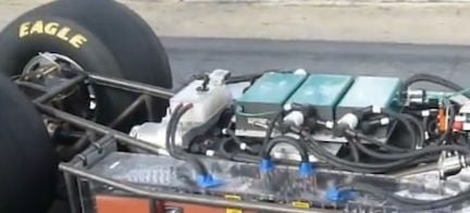 En racebil med en stor motor. (AI text)