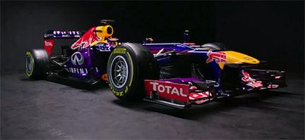 Racingbil från Red Bull i en mörk rummiljö. (AI text)