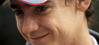 En ung man i en racingmössa (AI text)