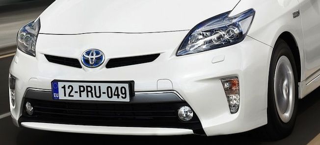 En Toyota Prius kör ner vägen. (AI text)