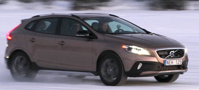 Volvo V40 Cross Country körande i snö (AI text)
