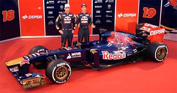 Rött Red Bull-formel 1-bil med två personer stående bredvid (AI text)