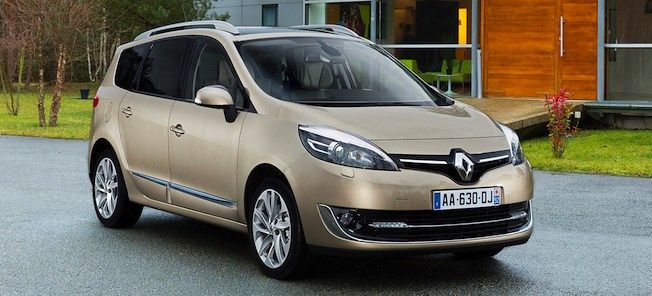 En bil parkerad framför en villa. (AI text)