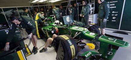 En Lotus F1-bil arbetas på i garaget. (AI text)