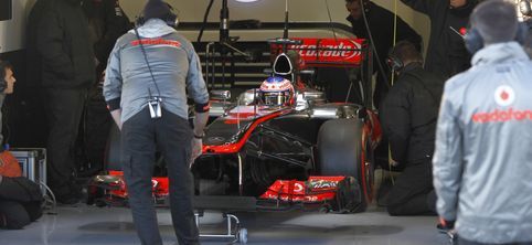 En grupp personer i ett garage (AI text)