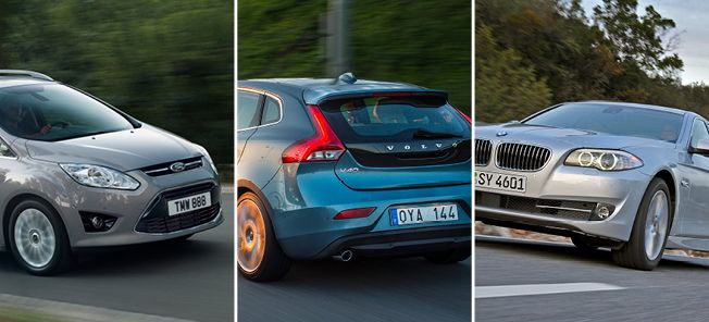 En grupp bilar körs nerför vägen. (AI text)