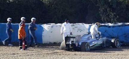 Mercedes F1-bil kraschade in i väggen. (AI text)