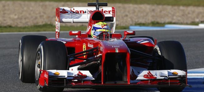 En Ferrari F1-bil kör ner på en bana. (AI text)