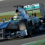 Mercedes-Benz F1-bil kör på en bana. (AI text)