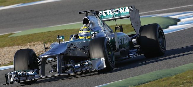 Mercedes-Benz F1-bil kör på en bana. (AI text)