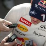 Formel 1-föraren för Red Bull möts av en skara journalister (AI text)