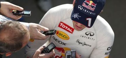 Formel 1-föraren för Red Bull möts av en skara journalister (AI text)