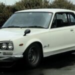 Två bilar parkerade bredvid varandra. (AI text)