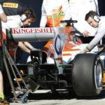 En grupp personer arbetar på en bil. (AI text)