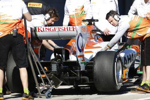 En grupp personer arbetar på en bil. (AI text)