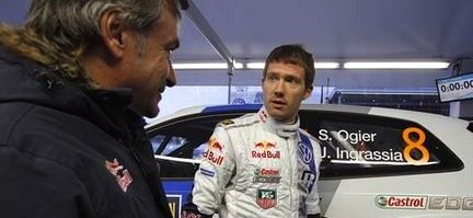 En man och en kvinna pratar om en bil. (AI text)