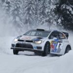 En Volkswagen-bil kör genom snö. (AI text)
