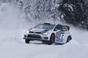 En Volkswagen-bil kör genom snö. (AI text)