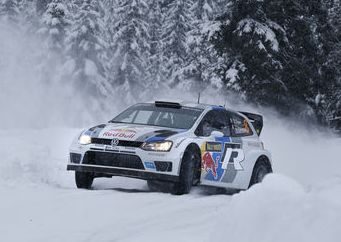 En Volkswagen Polo rallybil kör genom snön. (AI text)