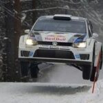 En Volkswagen WRC rallybil i snön. (AI text)