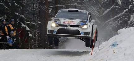 En Volkswagen WRC rallybil i snön. (AI text)