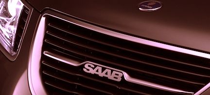En Saab-bil med Saab-logotypen på grillen (AI text)