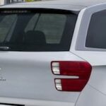 En liten bil parkerad på en gata (AI text)