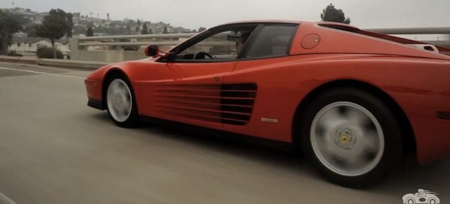 En röd Ferrari F12 TdF kör ner vägen. (AI text)