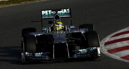 En Mercedes F1-bil kör på en racerbana. (AI text)