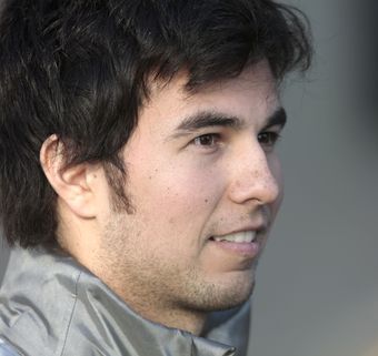 En ung man i en grå jacka. (AI text)