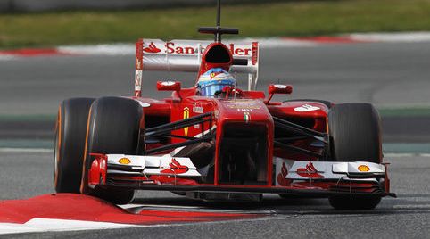 En Ferrari F1-bil kör på en bana. (AI text)