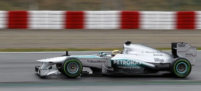 Mercedes F1-bil kör på banan. (AI text)