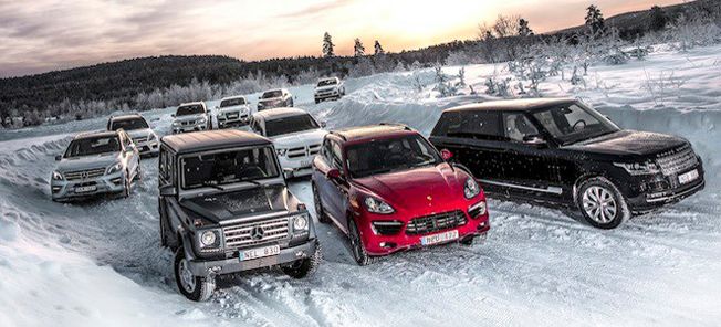 En grupp bilar parkerade i snön (AI text)