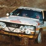 En Audi A3 rallybil körs genom smut.

Rättad version: En Audi A3 rallybil kör genom myrar. (AI text)