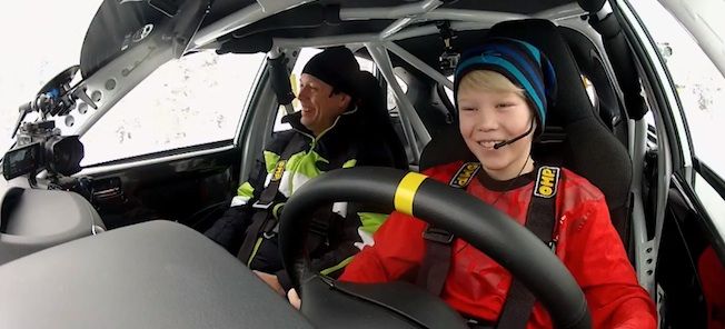 En ung pojke kör en bil. (AI text)