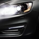 Volvo S60 är en bil som står parkerad i en mörk garage. (AI text)