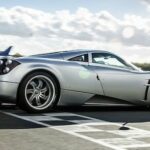 En sportbil körer längs en bana. (AI text)