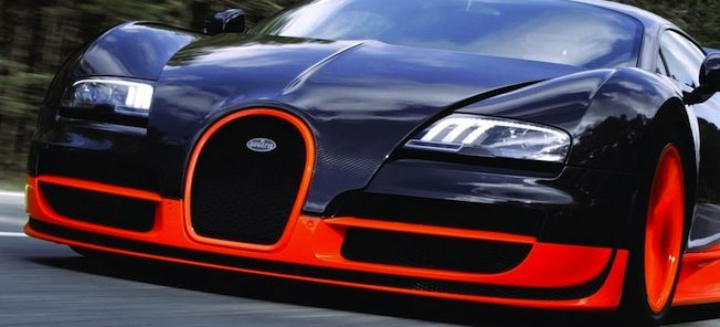 En Bugatti Veyron C4S kör längs vägen. (AI text)