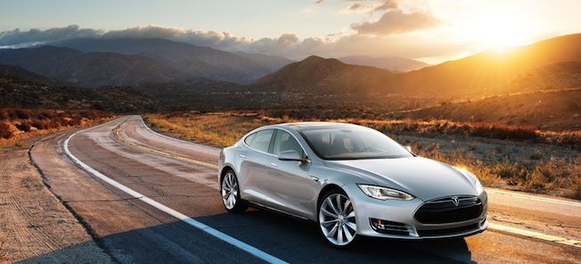 En Tesla Model S kör nerför en väg. (AI text)