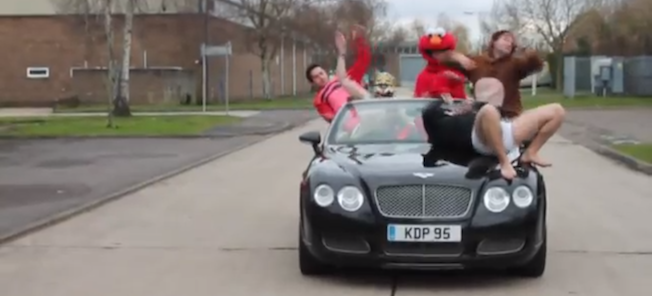 En grupp personer i en bil. (AI text)