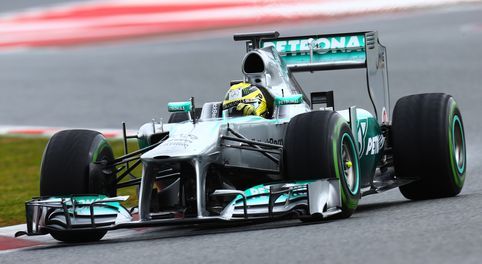 En Mercedes F1-bil kör på en bana. (AI text)