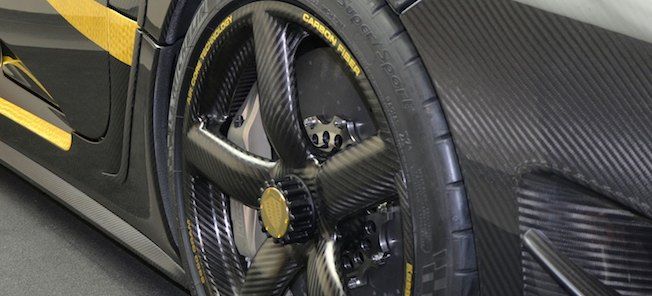 En svart och gul sportbil med gula däck. (AI text)