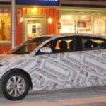 En bil är parkerad i snön. (AI text)