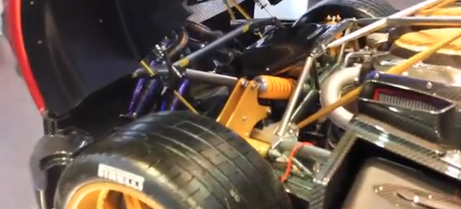 En racerbil med huven öppen (AI text)