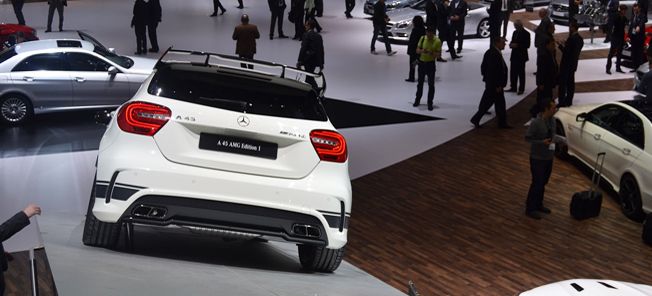 En bil visas upp på bilsalongen. (AI text)