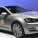 En Volkswagen Golf GTI parkerad i en parkeringsplats. (AI text)