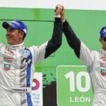 två racerförare på pallen (AI text)