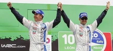 två racerförare på pallen (AI text)