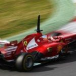 En Ferrari-bil i ras på en bana. (AI text)