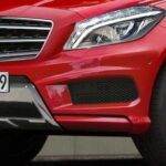 Mercedes-Benz GLA-klass parkerad framför ett byggnad. (AI text)